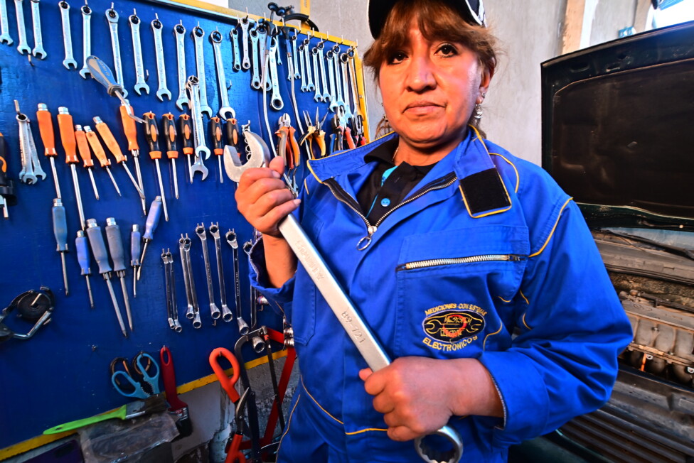 Bolivian Women Fight Prejudice to Be Accepted as Mechanics