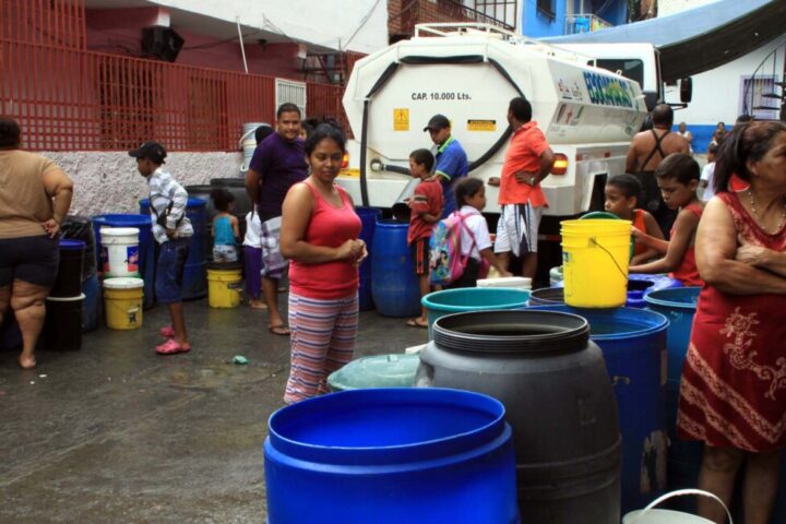 Drinking water is distributed from tanker trucks in the working-class Petare neighborhood in eastern Caracas. Access to safe drinking water and sanitation is another of the goals that are being addressed with a great variety of results within Latin American and Caribbean countries, and there is no certainty that this 2030 Agenda target will be reached in the region. CREDIT: Caracas city government