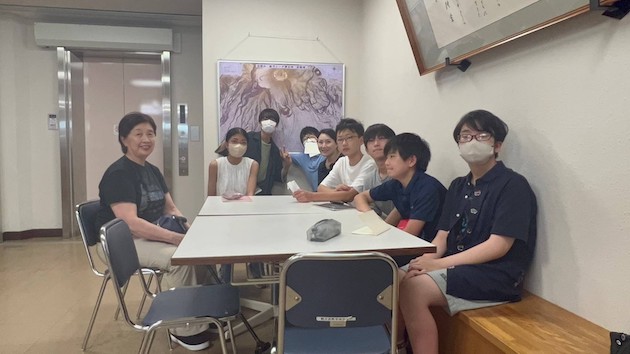 Eight students from Dalton Tokyo Junior visited Foodbank Karuizawa and interviewed Yoko Komiyama at the Watashi Kitchen.