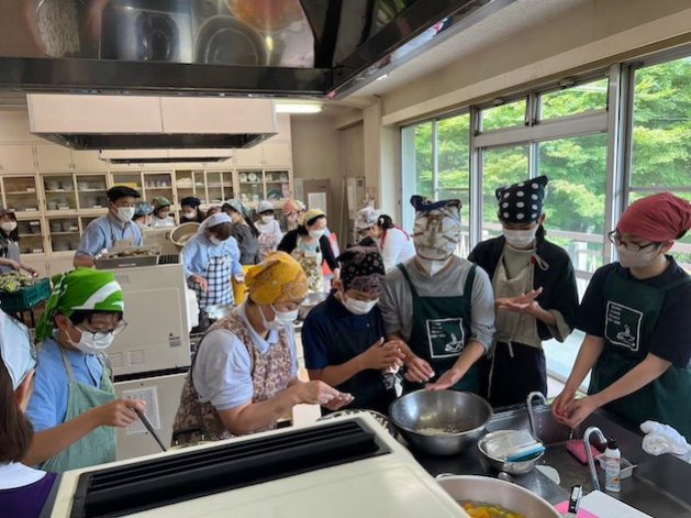 The students from Dalton Tokyo Junior assist with cooking and serving Watashi kitchen at Karuizawa. The students found that in Japan, many children and adults don’t get enough food to eat.
