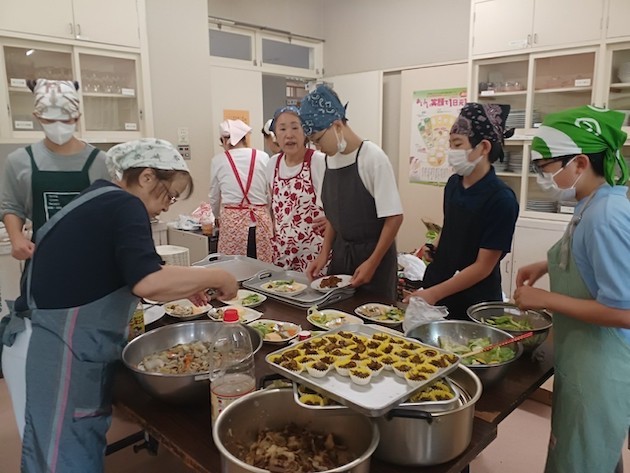 Volunteer students at the Atashi Kitchen in Karuizawa. The kitchen operates a children’s cafeteria offering free or low-cost meals to those in need. 