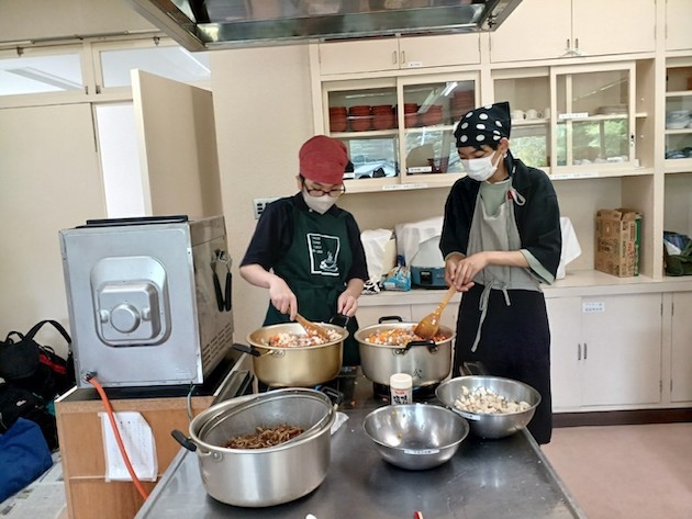 Les étudiants aident à préparer les repas à la cuisine Atashi à Karuizawa.