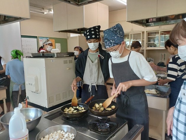 Étudiants bénévoles à la cuisine Atashi à Karuizawa.  La perte de nourriture contribue au réchauffement climatique. 