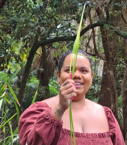 Kalkani Choolburra, Aboriginal Programs Coordinator at the Botanic Gardens of Sydney, showing the many uses of native plants. Here, she is weaving with a Lomandra leaf. Credit: Neena Bhandari/IPS