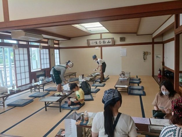 Atashi Kitchen in Karuizawa operates a children's cafeteria (Kodomo-Shokudo), providing free or low-cost meals and distributing food to those in need.