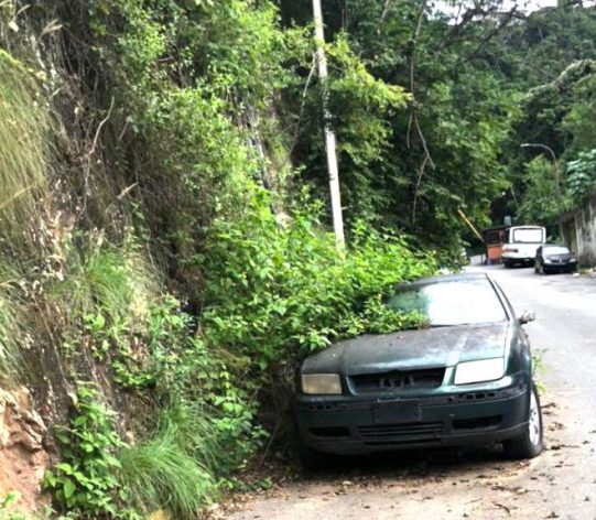 On residential streets of Caracas with little traffic it is possible to see cars that have been abandoned by their owners for years. They probably migrated from Venezuela or cannot afford to repair and sell their vehicles. CREDIT: Humberto Márquez / IPS