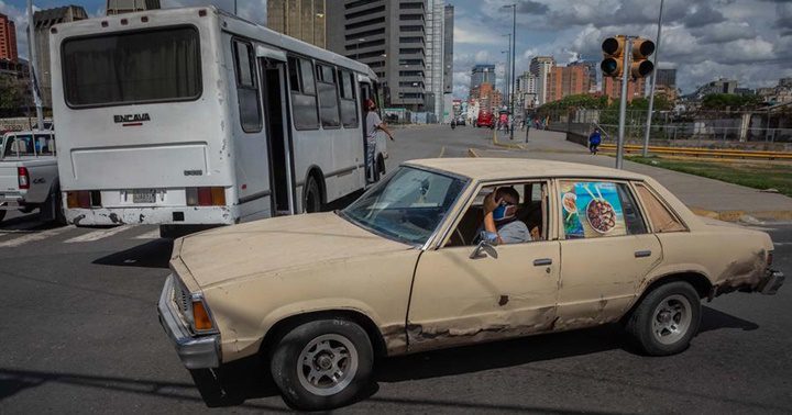 Along the streets of any Venezuelan city can be seen old rundown vehicles with no sign that the necessary repairs will be made. The impoverishment of the population is at the root of this decline. CREDIT: RrSs