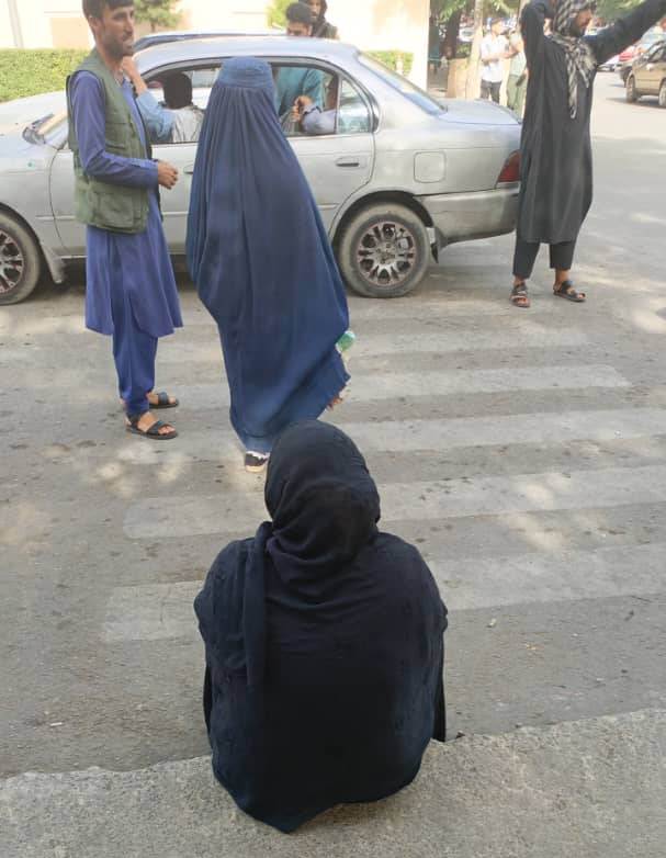 Aujourd’hui, en Afghanistan, le simple fait de marcher dans les rues est devenu une tâche ardue, voire impossible, pour les femmes.  Crédit : Apprendre ensemble