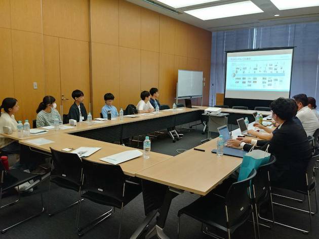 De l'avant gauche : Hikari Kujime (département du développement durable, Yusuke Sasaki (département des relations publiques), Tomoyuki Ichida et Tamon Koshino, directeur général du département du développement durable ? de Suntory Holdings.