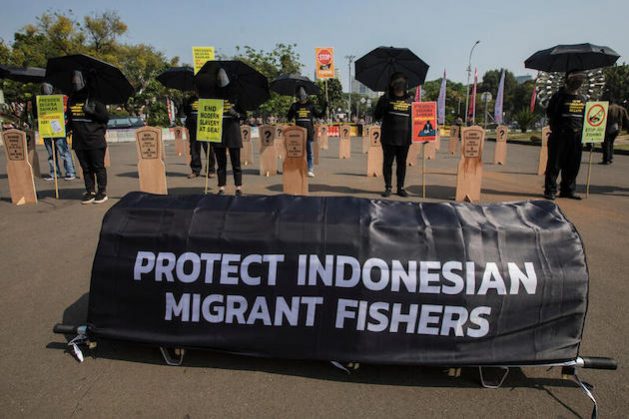 The Indonesian Migrant Workers Union (SBMI), with Greenpeace, Indonesia, conducted a peaceful action in front of the Presidential Palace in Jakarta to encourage the President to immediately ratify the Government Regulation draft on the Protection of Indonesian migrant fishers. Credit: Adhi Wicaksono / Greenpeace