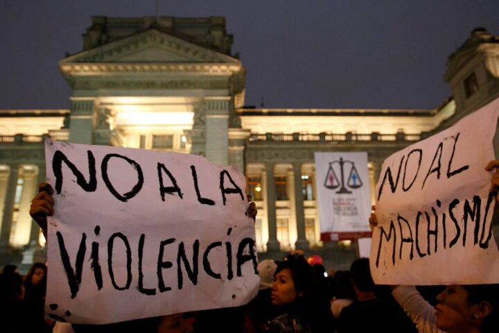 「暴力反対」を求めるプラカードを掲げる。 そして「男らしさにはノー」。 リマのペルー中央裁判所前でジェンダー暴力に反対する女性たち。 クレジット: Mariela Jara / IPS
