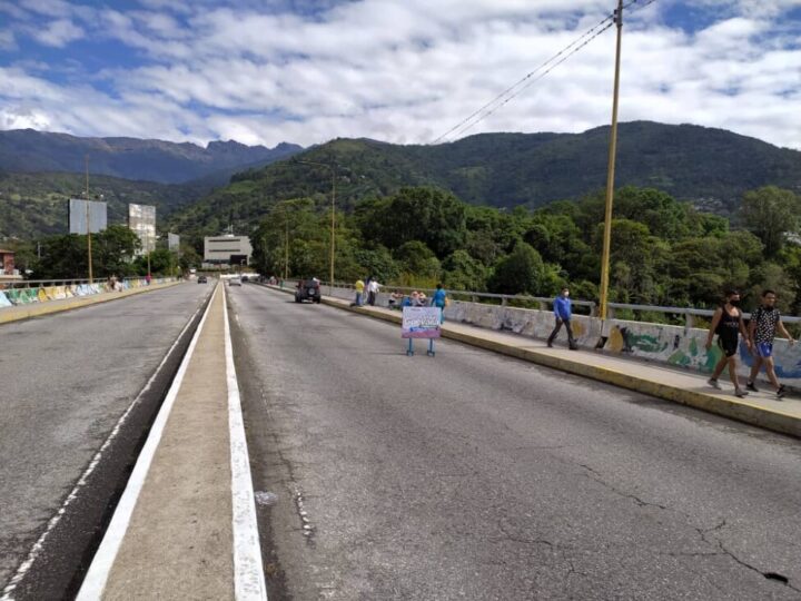 View of an elevated viaduct (bridge) linking two parts of the Andean state of Merida. Authorities protect its sides with metal nets, to prevent it from being used by people to commit suicide, a phenomenon in which this mountainous region stands out since the beginning of the century. CREDIT: Government of Merida