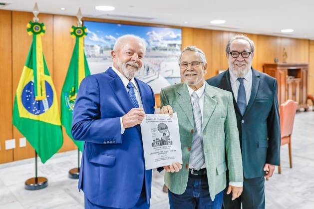 President of Brazil, Luiz Inácio Lula da Silva (left), alongside Carlos Tibúrcio and Fernando Morais, Chair of the IPS Board of Directors (right). Credit: Planalto.