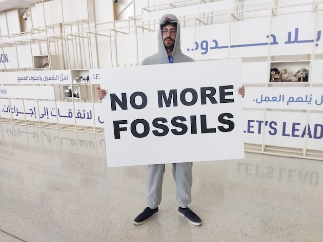 Un manifestante solitario contro i combustibili fossili alla COP28.  Crediti: Umar Manzoor Shah/IPS