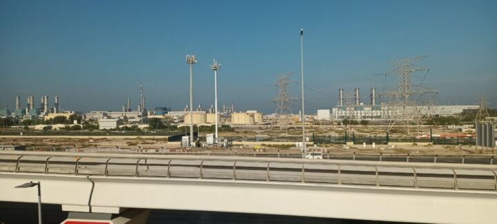  The Jebel Ali power plant, the world's largest gas-fired power plant, includes a seawater desalination plant to supply water to Dubai in the United Arab Emirates. The plant is visible on the outskirts of the city, where the climate summit is being held in the Expo City this December. A reminder that renewable energy is still far from replacing fossil fuels, the main cause of global warming. CREDIT: Emilio Godoy / IPS
