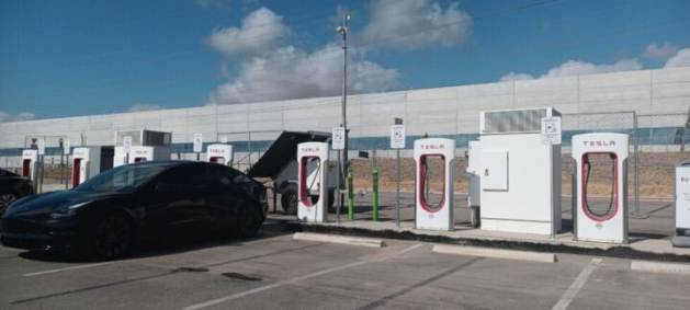 Outside its Austin plant, Tesla has charging stations for electric vehicles (EVs), which are already common in the United States. But the supply chain of materials for the manufacture of EVs has transfer flaws on the part of Tesla and other companies: they do not detail the origin of the raw materials for their production or their components, as well as environmental impact or respect for human rights. Credit: Emilio Godoy / IPS - The supply chain of electric cars has different levels of transparency, depending on the company in question. U.S. and European brands are leading the way, while Chinese brands are lagging.