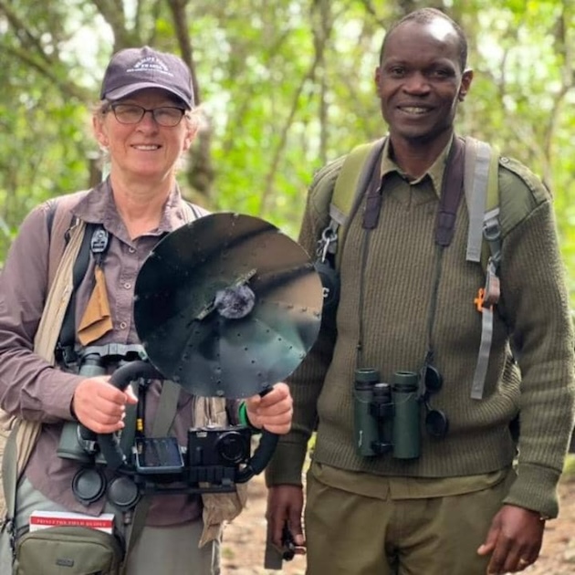 Hilary MacBean de la Planet Birdsong Foundation a été impliquée dans le mentorat et la formation de jeunes guides rwandais d'oiseaux pour le tourisme international tout en sensibilisant et connaissant les bruits d'oiseaux aux guides et étudiants locaux.  Crédit : Fondation Planet Birdsong