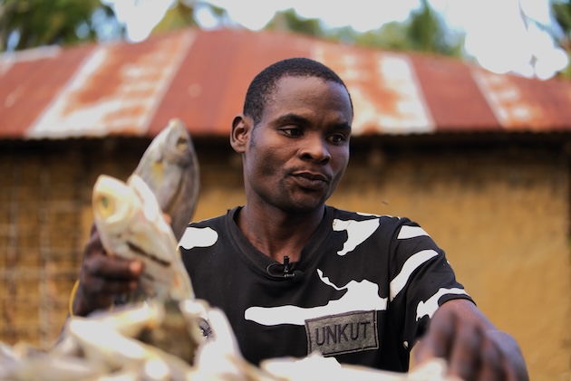 Amanzi Amade Bacar is een visser die meerdere keren is gevlucht en teruggekeerd van en naar zijn huis in Bagala, Mozambique.  De 39-jarige echtgenoot en vader hoopt terug te keren naar zijn huis en zijn oorspronkelijke levensonderhoud.  Krediet: UNHCR