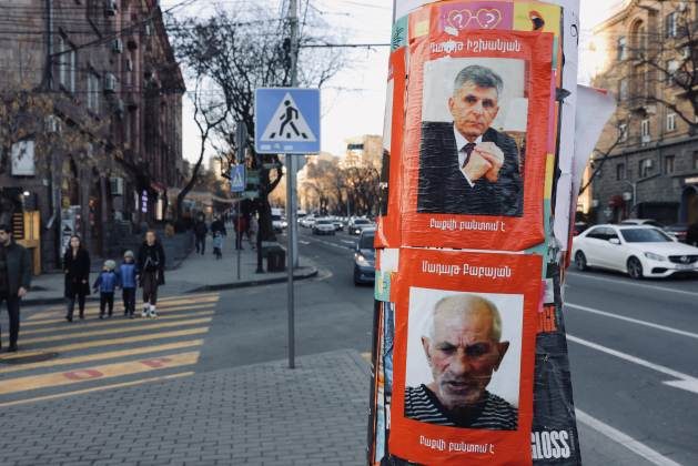エレバンの路上に貼られた2人のアルメニア人捕虜を追悼するポスター。 拘束者の総数は依然として不明である。 クレジット: エドガー・カマリヤン