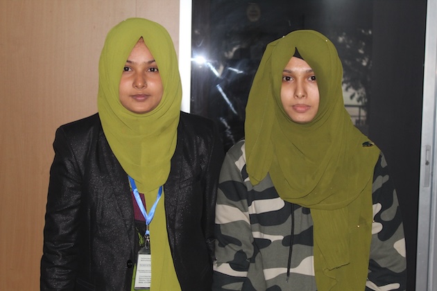 Deux sœurs, Sweety Akter (à gauche) et Shikha Akter (à droite) sont inscrites à l'Institut de soins infirmiers Moimuna. Sweety a déjà obtenu un diplôme d'infirmière avec le soutien financier de l'institut et Shikha est maintenant étudiante en deuxième année.  Crédit : Rafiqul Islam/IPS