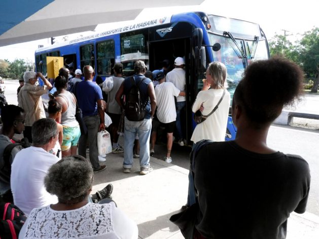 Passengers board a public bus in Havana. In recent years, some 40 hybrid buses (alternating diesel and electricity), a technology that saves 25 to 30 percent of fuel and generates less pollution, have been added to public transport in the Cuban capital. CREDIT: Jorge Luis Baños / IPS