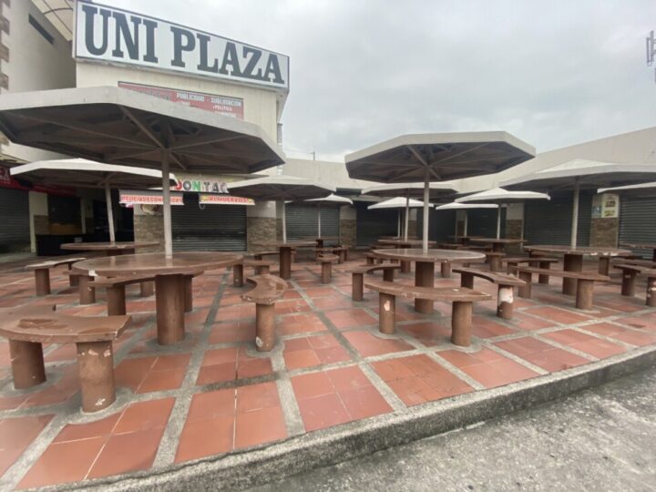 Businesses are closed in a small shopping center on Delta Avenue, near the main university in the Ecuadorian city of Guayaquil, due to people's fear of going out in certain areas of the port city. CREDIT: Carolina Loza León / IPS