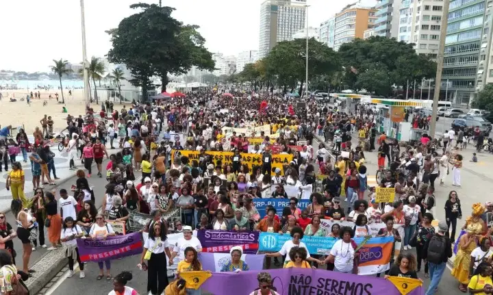2023年7月30日のデモでは、リオデジャネイロの黒人女性が主な被害者である人種差別、暴力、不平等に対して抗議した。 クレジット: タニア・レーゴ / Agência Brasil