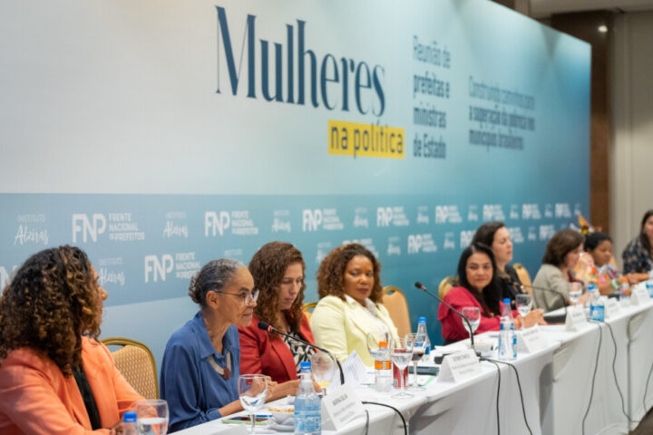 ブラジル現政府の女性閣僚と大都市の女性市長42名が会合し、政治やブラジル経済への女性の参加について話し合う。 クレジット: 保健省
