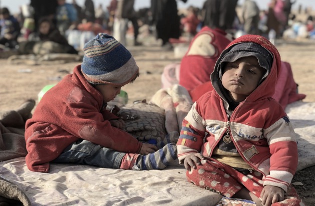 Deti narodené v sýrskej púšti v islamskom kalifáte.  Väčšina z nich zostáva v nebezpečných väzniciach na severovýchode Sýrie.  Kredit: Jewan Abdi / IPS