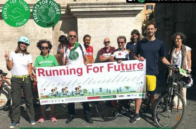 La section italienne de Parents for Future se prépare pour le programme « Running For Future, Cycling For Peace »  — une épreuve cycliste en plusieurs étapes qui débutera sur la Piazza del Popolo de Rome le 10 mai et se terminera à Lecce le 19 mai, en suivant le parcours de la Via Francigena.  Crédit : Paul Vierge