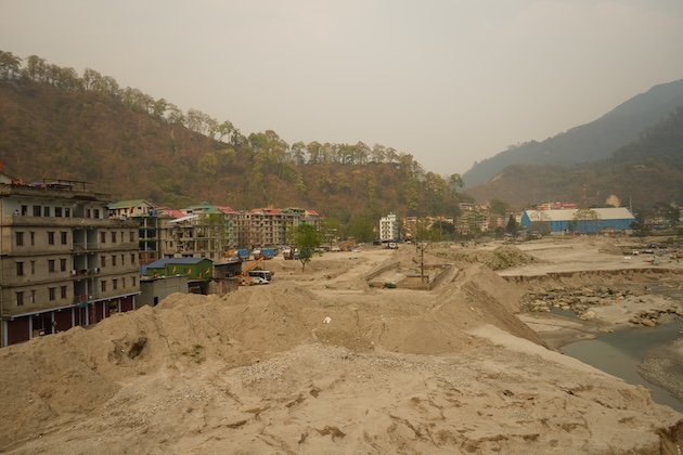 Sand and silt deposits are still present after the 2023 floods in Rangpo, Sikkim. Credit: Ashutosh Kumar/IPS