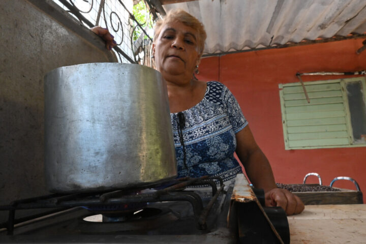 Iris Mejias óvónő biogázt használ az ételek elkészítéséhez, így nagyobb függetlenséget biztosít, pénzt takarít meg és javítja életminőségét Kuba fővárosának déli részén található otthonában. Köszönetnyilvánítás: Jorge Luis Baños / IPS