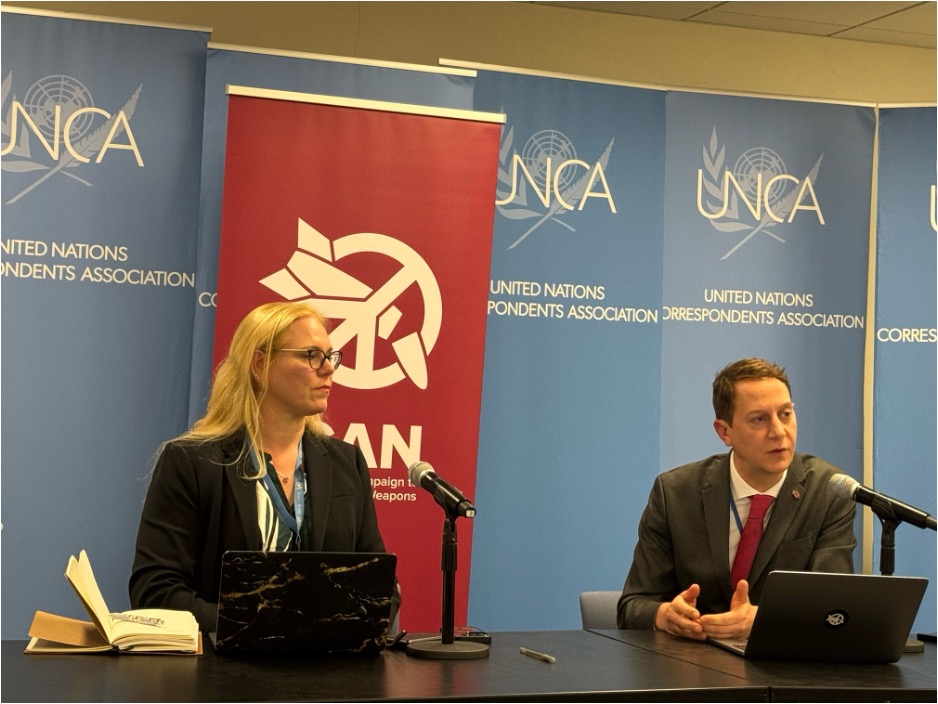 Susi Synder (kairėje), ICAN programų direktorius, ir Sethas Sheldonas (dešinėje), ICAN ryšininkas JT, spaudos konferencijoje, vykusioje paskutinę 2026 m. BGNS peržiūros konferencijos dieną. Kreditas: Naureen Hossain / IPS