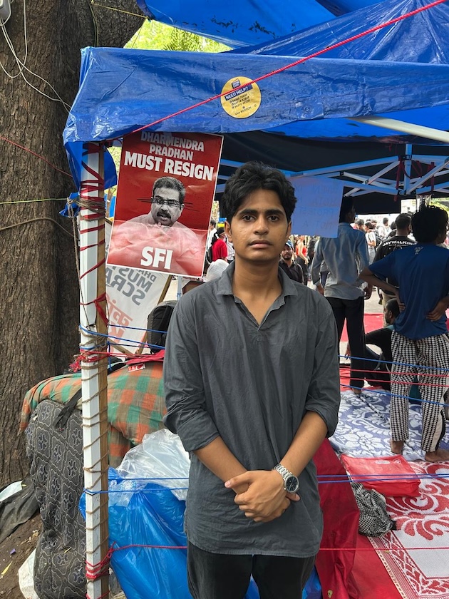 Anshil Khan, a member of the Students' Federation of India (SFI), joins fellow protesters at Jantar Mantar. Credit: Aishwarya Bajpai/IPS